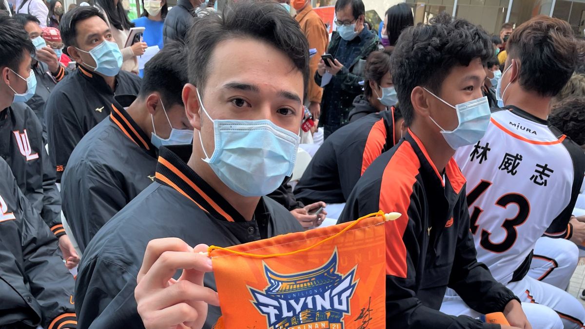 ▲統一獅在南紡購物中心和球迷見證下舉行開訓典禮，林安可寫下兩詞期許本季「維持」、「穩定」。（圖／鍾東穎攝 ,2021.01.17）