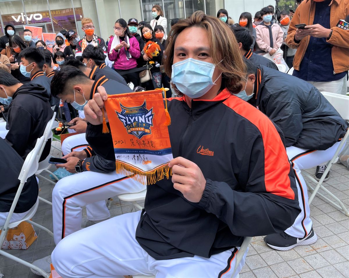 ▲統一獅在南紡購物中心和球迷見證下舉行開訓典禮，領隊蘇泰安透露全員調薪幅度上千萬，目前老將陳鏞基還沒敲定合約。（圖／鍾東穎攝 ,2021.01.17）