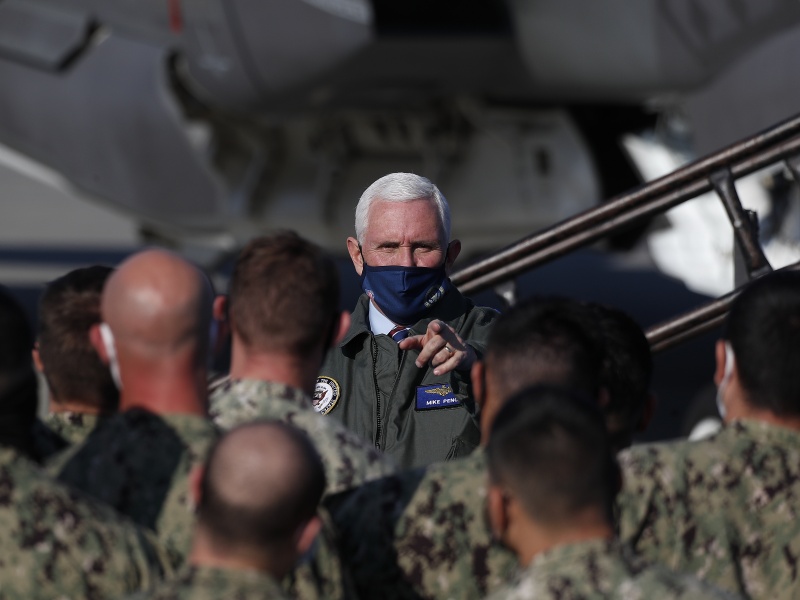▲美國副總統彭斯近日前往加州勒摩爾海軍航空站參訪，在演說中呼籲拜登政府，應延續部分抗中政策，對中國永遠保持警覺。（圖／美聯社／達志影像）
