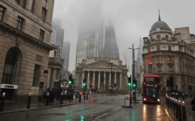 ▲由於新冠疫情加上變種病毒肆虐，近日英國首都倫敦，即便是在原本熙來攘往的金融區，街頭都顯得十分冷清。（圖／美聯社／達志影像）