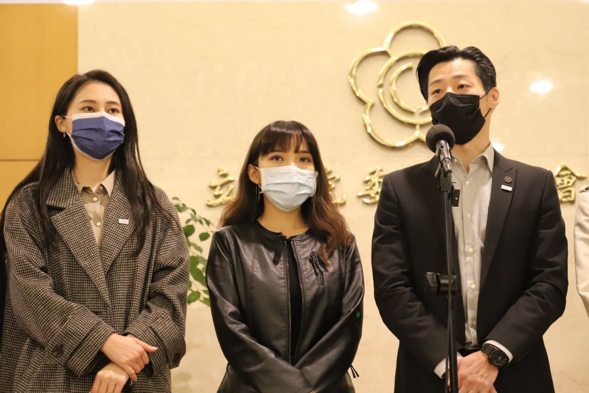 ▲與高雄市議員黃捷（中）同樣從時代力量退黨，私交甚篤的無黨籍立委林昶佐（右）表示，面對罷捷投票，會儘量強調黃捷的正面形象與問政專業。（圖／林昶佐臉書）