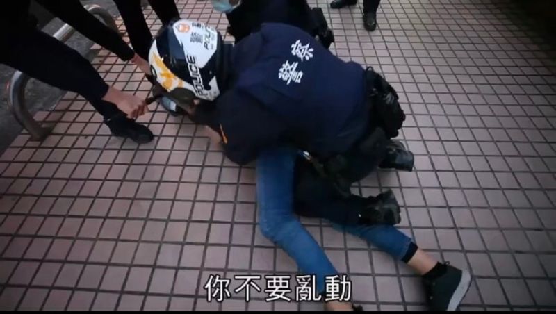 ▲線上警網迅速攔截團捕,將「搶匪」壓制逮捕。(圖/記者鄧力軍翻攝)