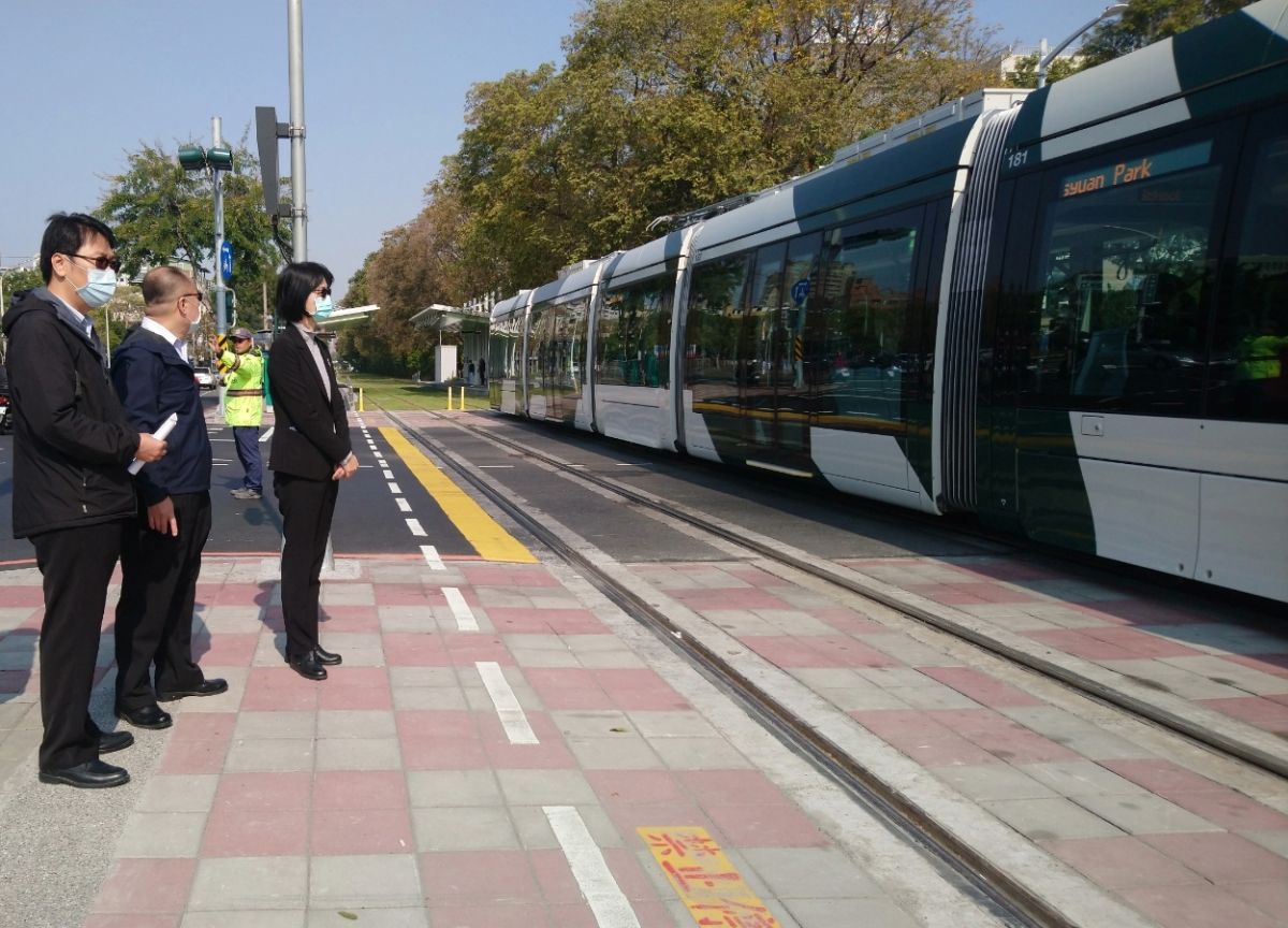 ▲高雄市政府交通局局長張淑娟(右)率員實地瞭解高雄輕軌路段路口號誌運作情形。(圖／記者黃守作攝，2021.01.18)