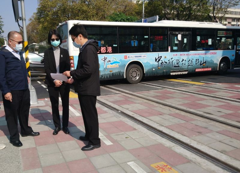 ▲高雄市政府交通局局長張淑娟(中)率員實地瞭解高雄輕軌路段路口號誌運作情形。(圖/記者黃守作攝,2021.01.18)