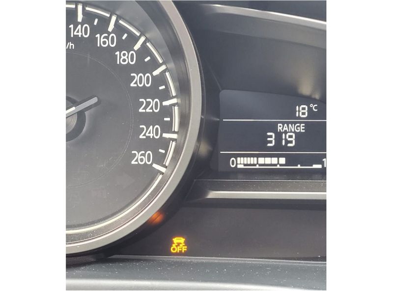 ▲一名網友車內的儀表板突然亮起「1黃燈」，下方寫著「OFF」，他不解意義何在？便跪求神人解答。（圖／翻攝自臉書社團《爆系知識家》）