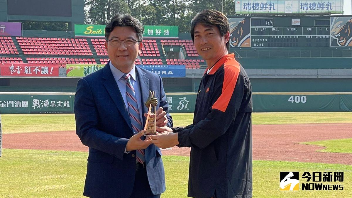 ▲統一獅董事長凃忠正呼籲球員要潔身自愛，勿涉入不法事件。(左)（圖／陳品翔攝）