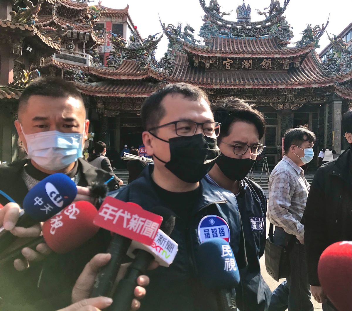 ▲大里區立仁里長鄭伯與市議員羅廷瑋宣示割萊委行動，將發動罷免台灣基進立委陳柏惟，北市議員羅智強也到場聲援(圖／柳榮俊攝2021.1.18)