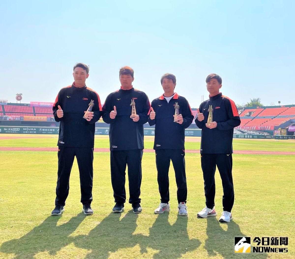 統一獅日頒發2020年表現傑出選手4大獎項，淬鍊獎林安可(左起)、突破獎鄭鈞仁、卓越獎林岳平、精進獎陳傑憲。
