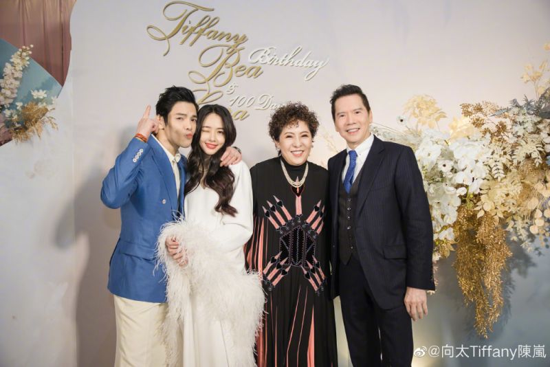 ▲郭碧婷(左二)曾被婆婆告知染髮要經過她同意。(圖
