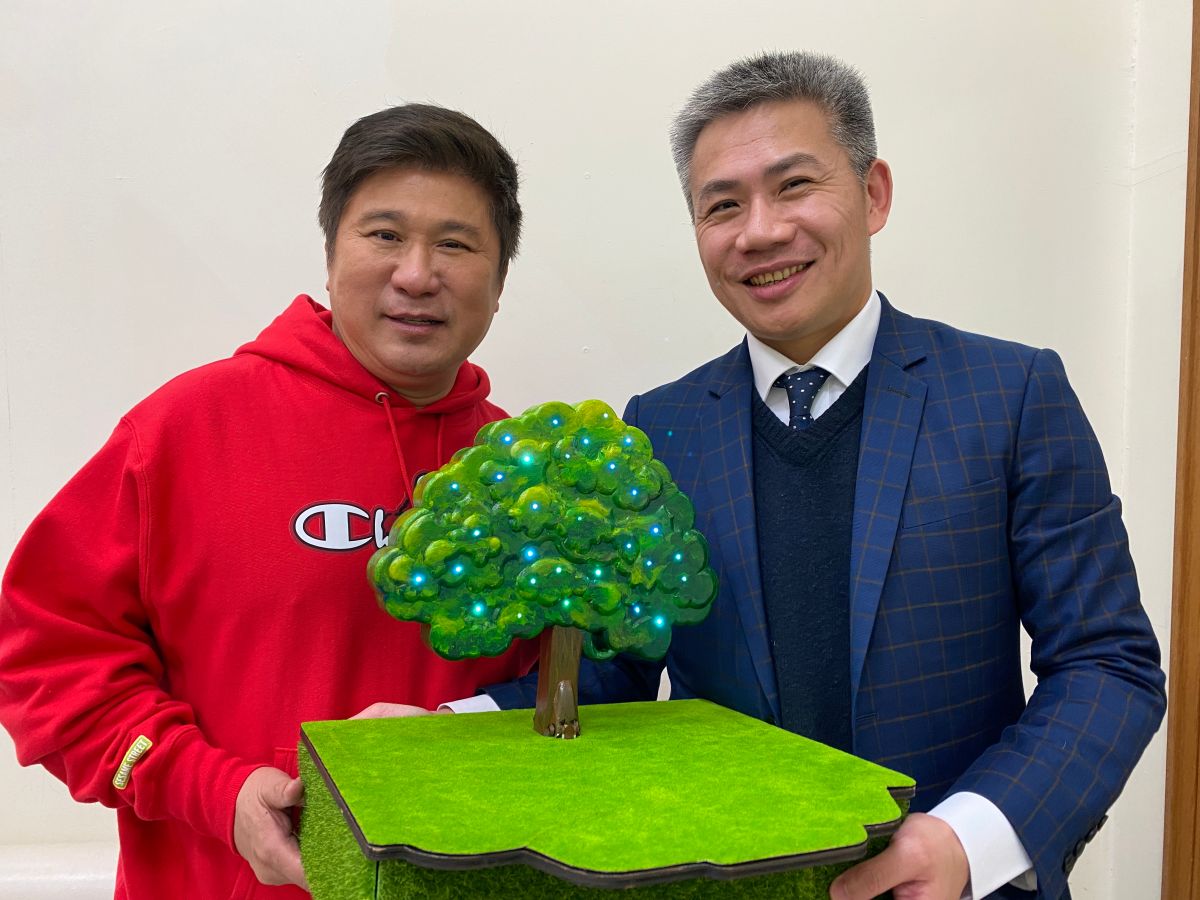 ▲胡瓜（左）與新版《老實樹ON LINE》主持人羅友志相見歡。（圖／羅友志提供）