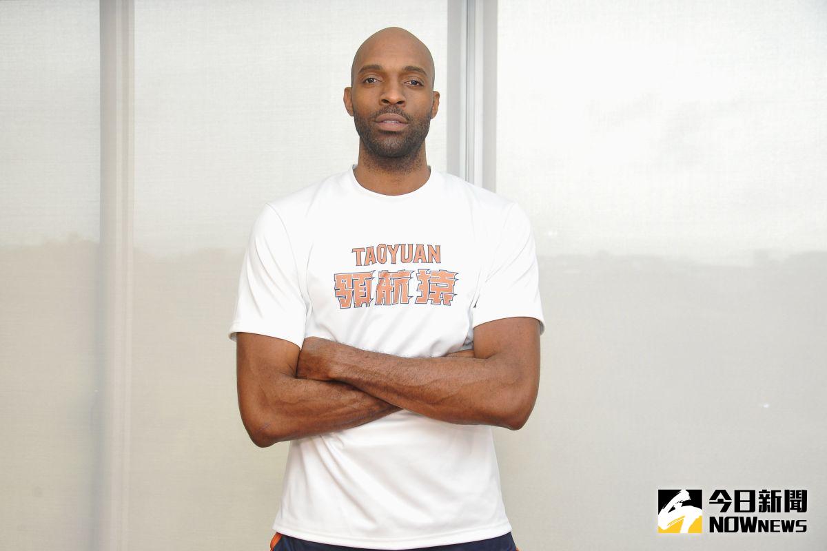 ▲台灣籃壇首位歸化球星Quincy Davis戴維斯，昨（12）日晚間與前妻在派出所前激烈拉扯，被警方以現行犯逮捕，並移送地檢署偵訊，桃園地檢署複訊後，依家暴防治法規定，諭令戴維斯10萬元交保。（圖／林柏年攝）