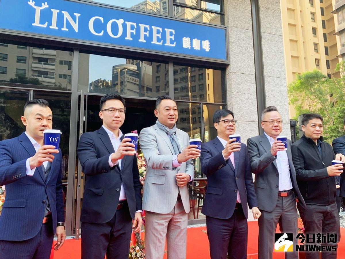 ▲「麟咖啡」高雄美術皇居店18日開幕，市長陳其邁、行政院南服中心執行長陳政聞、議員林智鴻等皆獲邀剪綵。（圖／記者陳美嘉攝，2021.01.18）