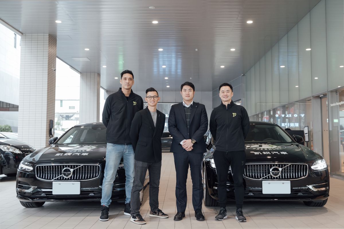▲凱銳汽車董事長林傳凱（右二）、台新夢想家董事長張承中（右一）、台新夢想家總經理韓駿鎧（左二）以及球員田壘（左一）合影留念。（夢想家提供）