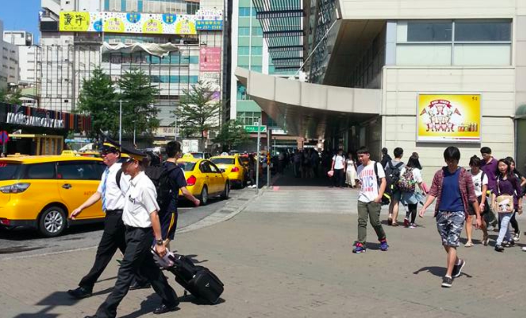 ▲網友分享自己去高雄玩時，發現車站附近的光榮繁景已不再。（圖／NOWnews資料照片）