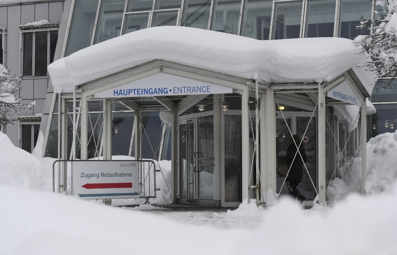 ▲德國政府正在考慮要求所有返國人士接受隔離和強制篩檢2019冠狀病毒疾病（COVID-19）。目前德國的感染率已超越當局認為醫院能承擔的極限。圖為先前曾傳出群聚感染的德國巴伐利亞邦醫院。（圖／美聯社／達志影像）