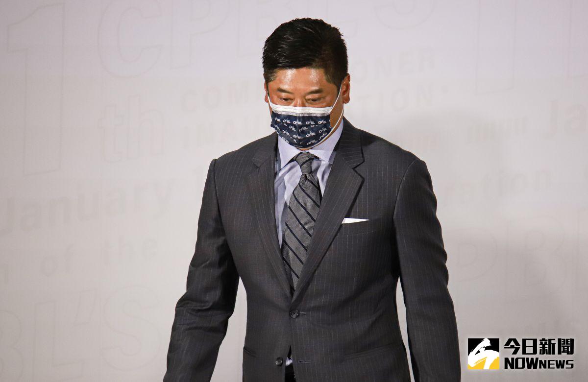 ▲棒協理事長辜仲諒親自到場恭喜中華職棒新會長蔡其昌正式上任。（圖／NOWnews資料照，記者葉政勳攝）