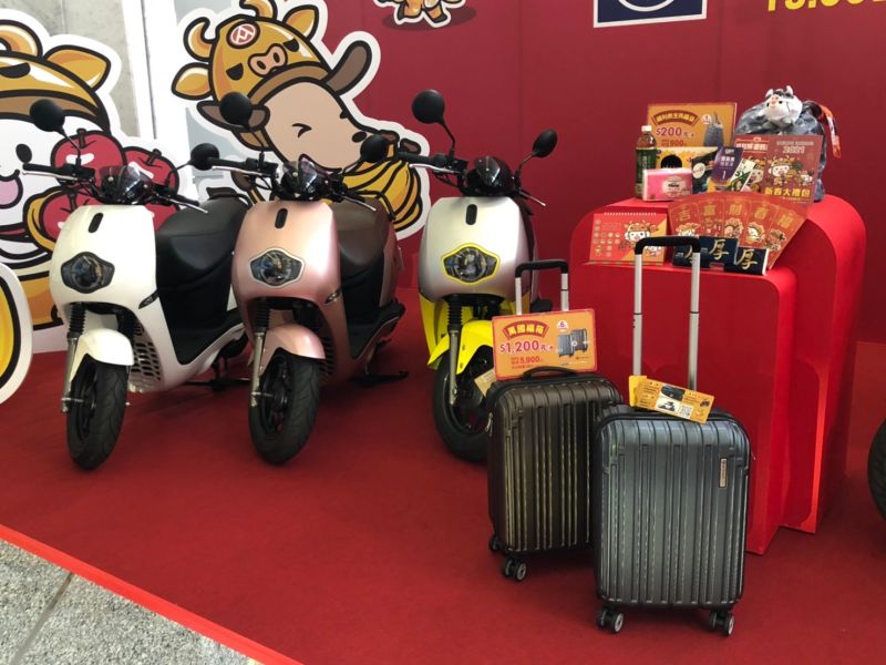 ▲全聯今年同時也準備了22部「台鈴智慧雙輪eReadyFun」電動車,供民眾福袋抽獎。(圖/記者劉雅文拍攝)
