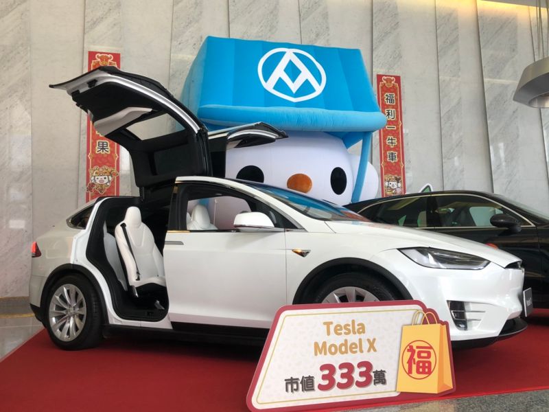 ▲全聯今年新春福袋頭獎加碼,一次抽出兩台百萬豪車。(圖/記者劉雅文拍攝)
