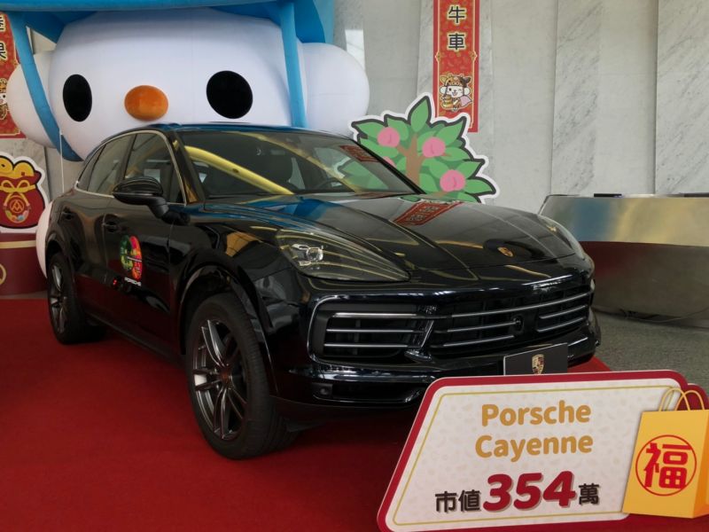 ▲全聯今年新春福袋頭獎加碼,一次抽出兩台百萬豪車。(圖/記者劉雅文拍攝)