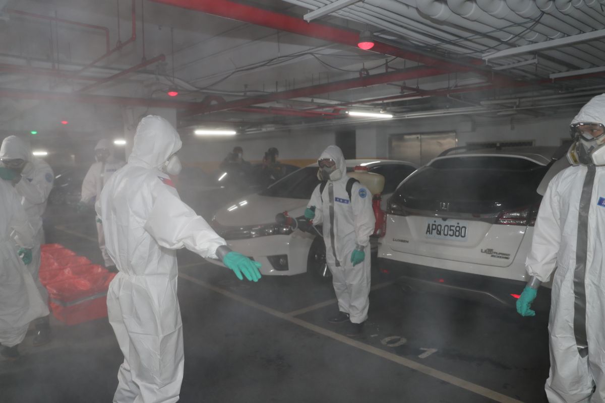 ▲因應院內群聚感染疫情擴大，陸軍六軍團33化學兵部隊今（19）日進駐部桃進行消毒作業。（圖／軍聞社提供，軍聞社記者林澤廷攝）