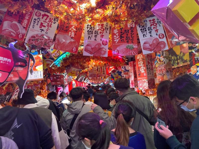 ▲網友分享凌晨兩點時,唐吉軻德內部人龍動彈不得。(圖/PTT)