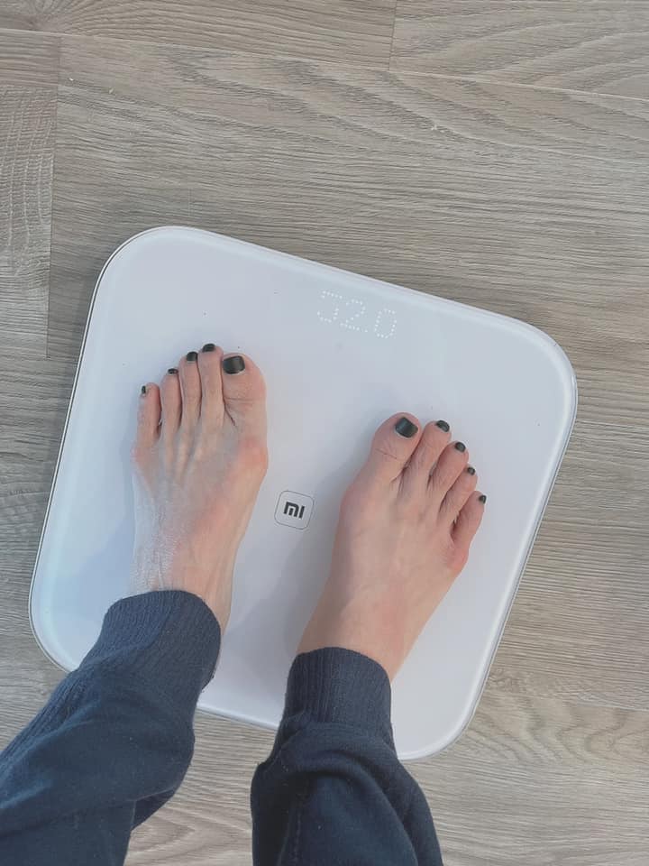 ▲KIMIKO公開體重數字，腳趾反倒成為亮點。（圖／KIMIKO臉書）