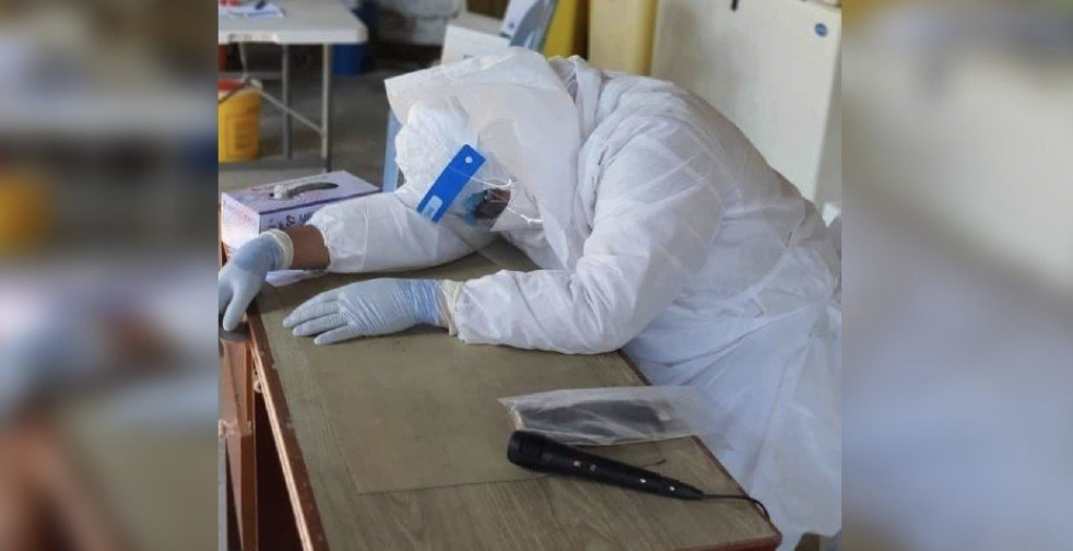 ▲馬來西亞一名前線醫師哈珊全身穿著防護衣，由於長時間執勤在趴睡間猝逝。（圖／翻攝Twitter）