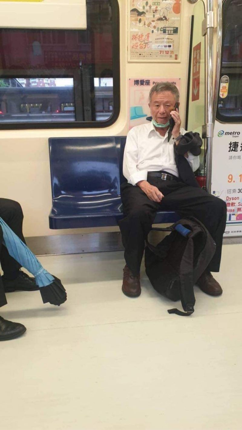 ▲前衛生署長楊志良,被爆出在捷運上口罩沒戴好。(圖/民眾提供)