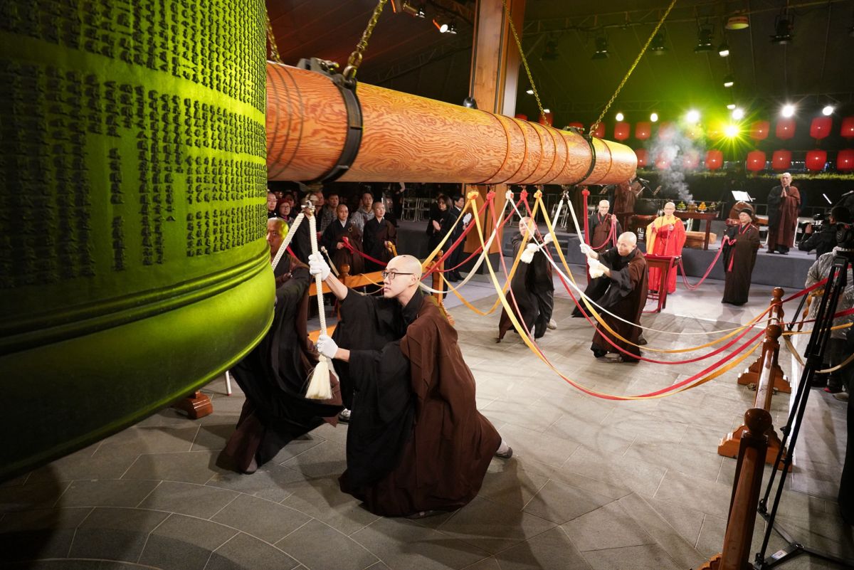 ▲法鼓山自2007年起，每年除夕夜舉行的撞鐘祈福儀式，即是以法華鐘聲108響；今年基於防疫的考量，改採線上直播為主。（圖/ 法鼓山提供）