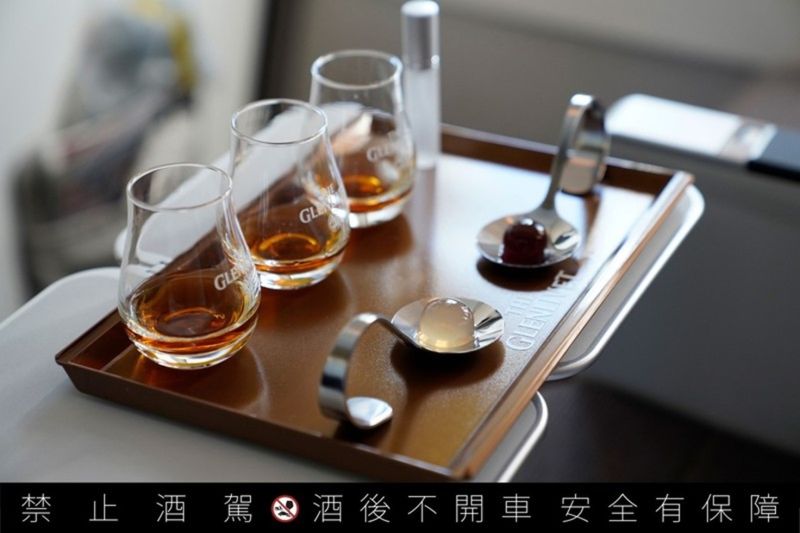 ▲全台首創高空品酒會專屬品飲組，(左起)格蘭利威13年、格蘭利威13年原酒與兩款空運來台的太空膠囊。（圖／資料照片）