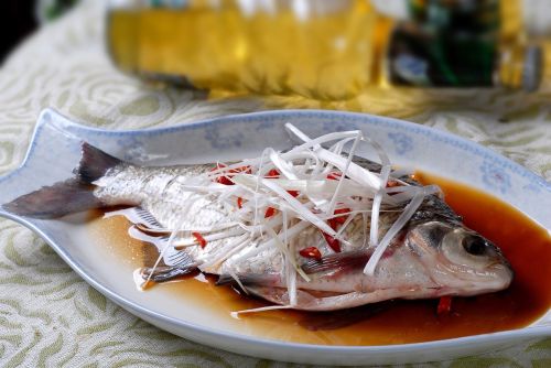 ▲《小楊聊美食》提醒，蒸魚時一定要熱水下鍋，且不能直接把魚放到鍋中，這樣會導致魚營養流失。（示意圖／取自pixabay）