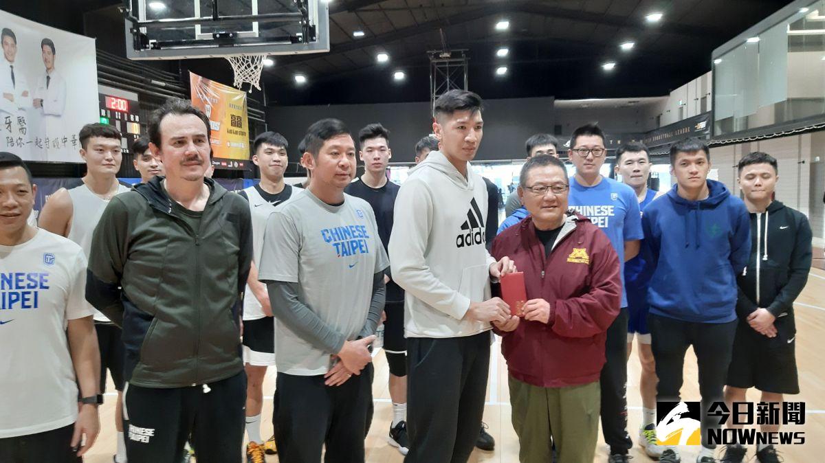 ▲九太科技董事長沈會承帶加菜加來慰勞球員，也針對近期組訓爭議做一次性說明。（圖／林建嘉攝）