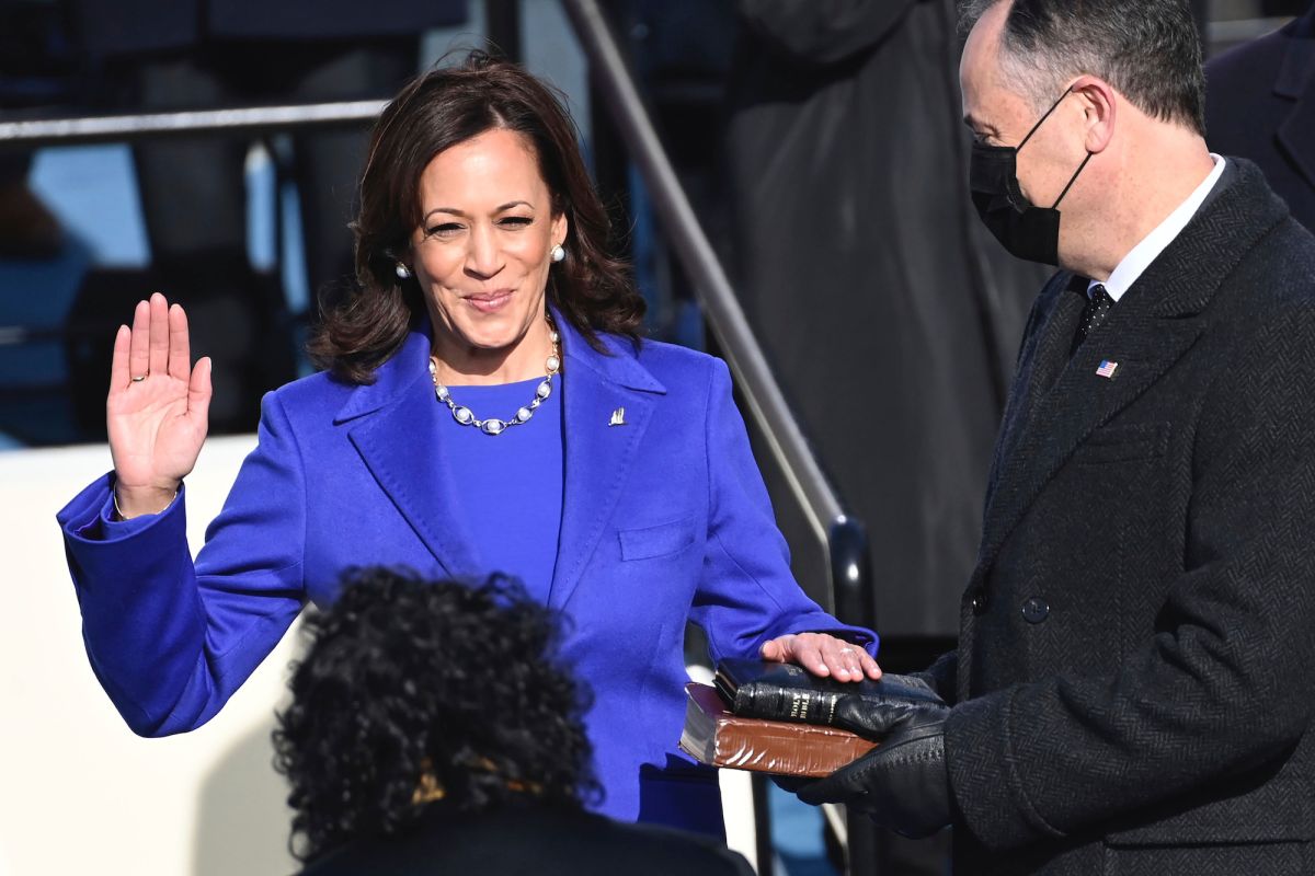 ▲美國副總統賀錦麗（ Kamala Harris）在宣誓時，以兩本聖經凸顯其亞非裔的成長背景以及在政界、司法界的經歷。（圖／美聯社／達志影像）