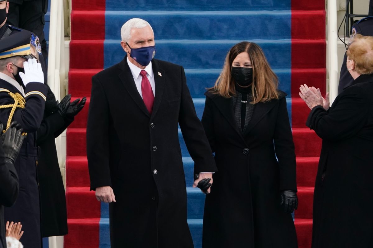 ▲美國卸任副總統彭斯與夫人凱倫出席新總統拜登的就職典禮，而沒有前往歡送卸任總統川普的儀式。（圖／美聯社／達志影像）