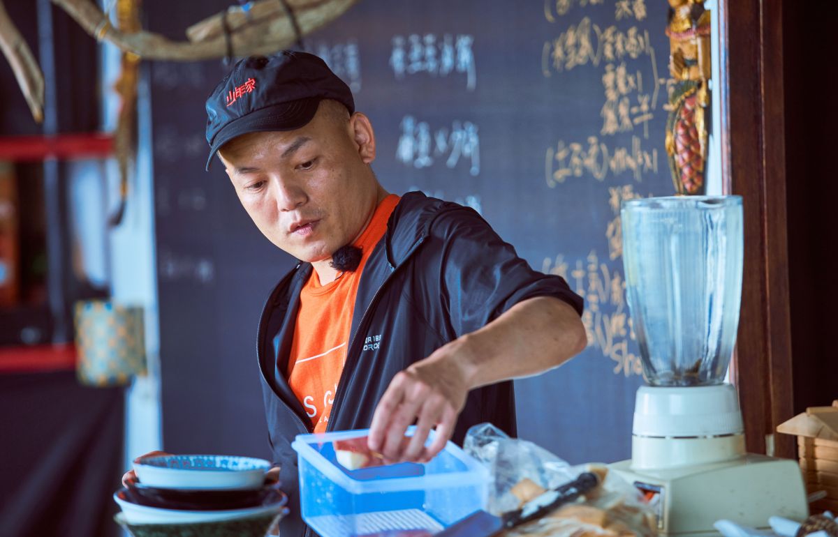 ▲春風暖心表示要接送6年級的鄰居弟弟上下學，卻被打槍。（圖／混血兒娛樂提供）