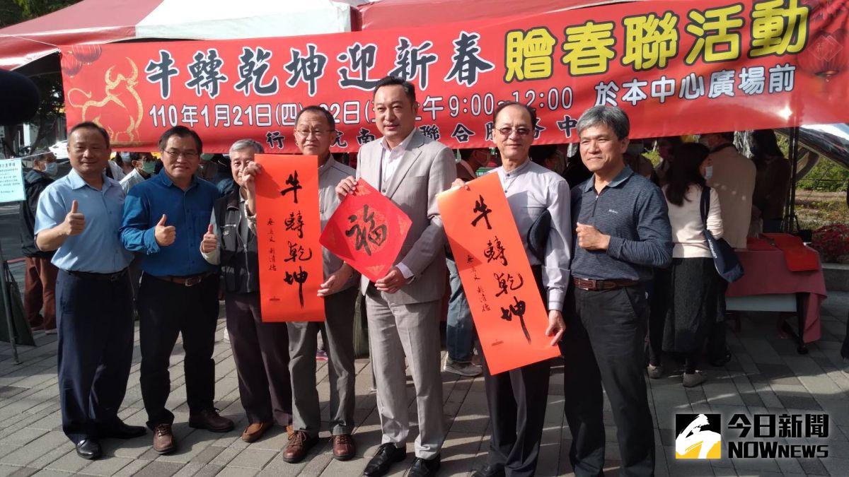 ▲行政院南部聯合服務中心一連兩天舉辦邀請書法名家揮毫寫春聯活動，執行長陳政聞(右三)及副執行長陳文亮特別出席與現場幫民眾免費寫春聯4位書法名家合影。(	圖／郭凱杰攝，2021.01.21)