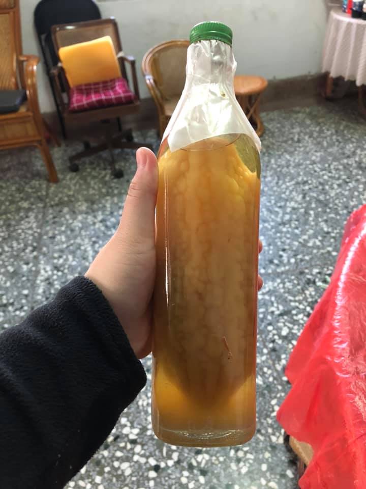 ▲內行的網友透露,這是金門特產的苦瓜酒,而且放越久越貴。(圖/翻攝自《爆廢1公社》