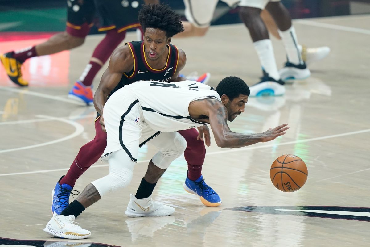 ▲籃網球星Kyrie Irving首度回到球場，鋒頭被騎士小老弟Collin Sexton搶走，兩人對位多次，後者屢屢在決勝時刻吃掉前者。（圖／美聯社／達志影像）