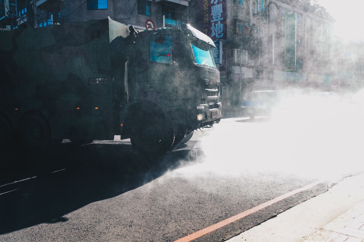 ▲為提高防疫效能，圍堵病毒進入社區，陸軍33化學兵群今（21）日再度派遣兵力前往桃園地區進行消毒作業。（圖／軍聞社提供）