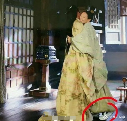 ▲章子怡演出古裝劇卻出現現代球鞋。(圖