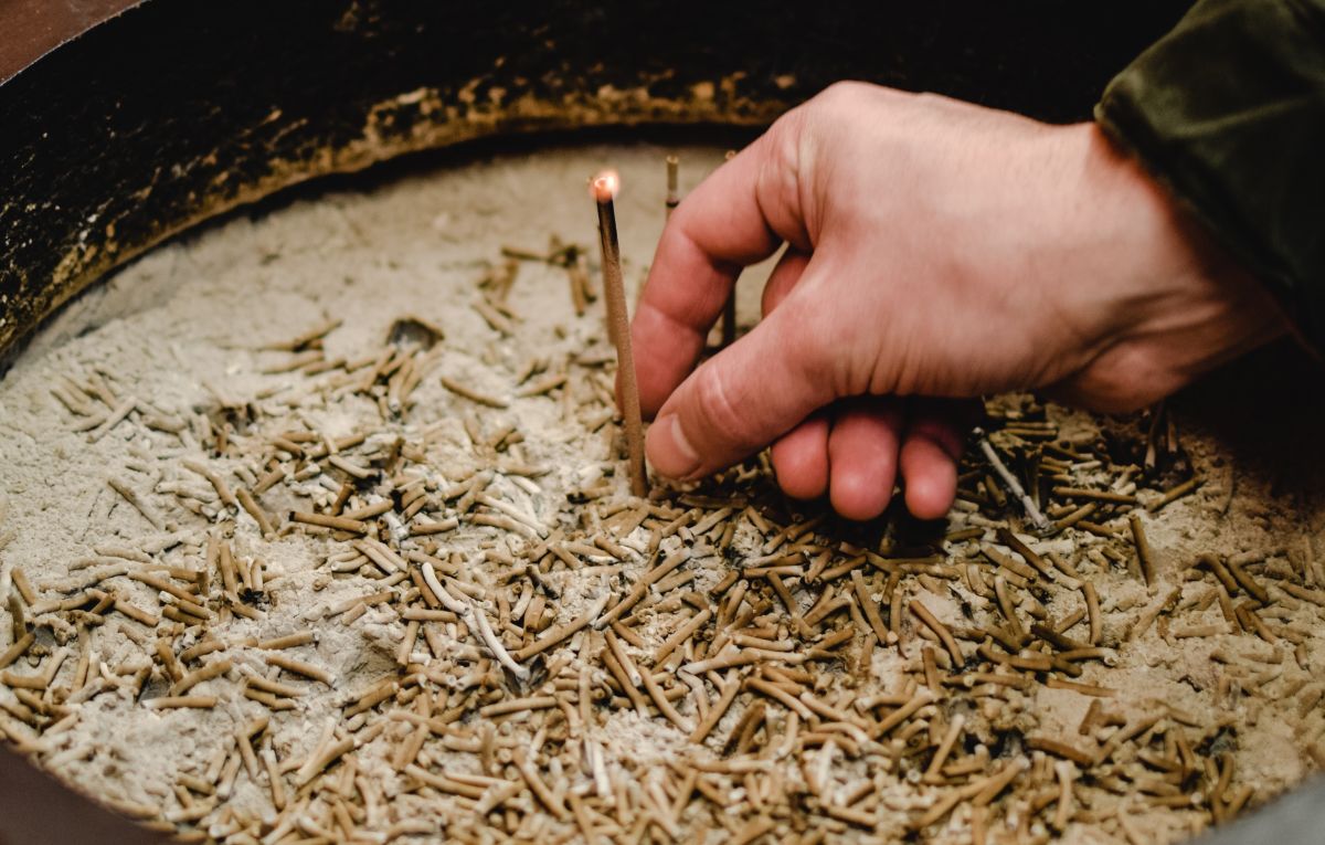 ▲一名女網友錄取一肩室內焚香的公司面試，沒想到今年農曆前就慘遭開除，「荒謬理由」曝光也引發關注。（示意圖／翻攝自pexels by Eva Elijas）