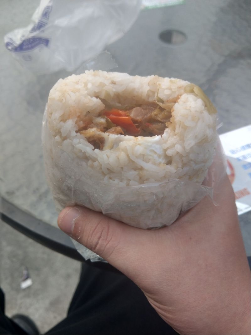 ▲有網友認為,傳統飯糰跟超商飯糰不能相比,因為兩者取向不同。(圖/翻攝自《PTT》