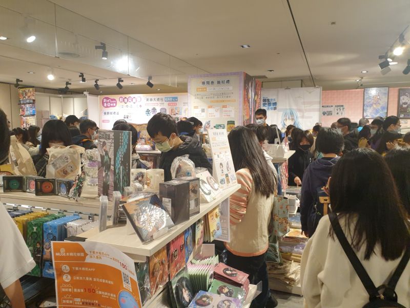 ▲「木棉花muse動漫淘樂園」登場首日掀風潮,吸引放寒假年輕族群湧入搶購。(圖/記者金武鳳攝,2021.1.21)