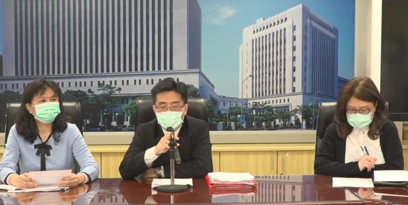 ▲新台幣狂升,央行外匯局蔡烱民(中)召開記者會表示,專案檢查案6家銀行後,查到8家國際糧商公司有以商仲貿易為名,大量承作新台幣遠期外匯交易進行炒匯情事,影響外匯市場穩定,違規受理的銀行最重可撤銷外匯業務執照。(圖/擷取央行直播畫面)