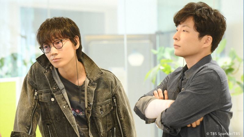 ▲綾野剛（左）打敗同劇《MIU404》的星野源，成最佳男主角。（圖／KKTV）
