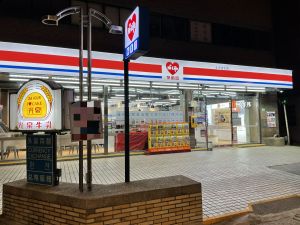 非當事店家。(示意圖/萊爾富 提供) ▲7-11統一超商與萊爾富宣布,即日起取消店內用餐區。非當事店家。(示意圖/萊爾富提供)