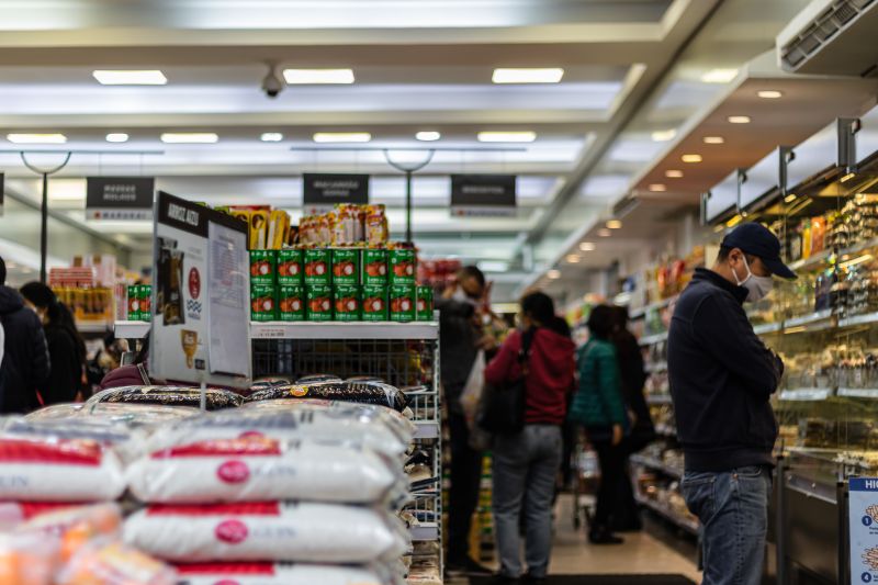 ▲許多超市都會販售生鮮食品,不過就有內行人抖出暗黑內幕,表示「4種食物」就算打折也不要買。(示意圖/取自unsplash)