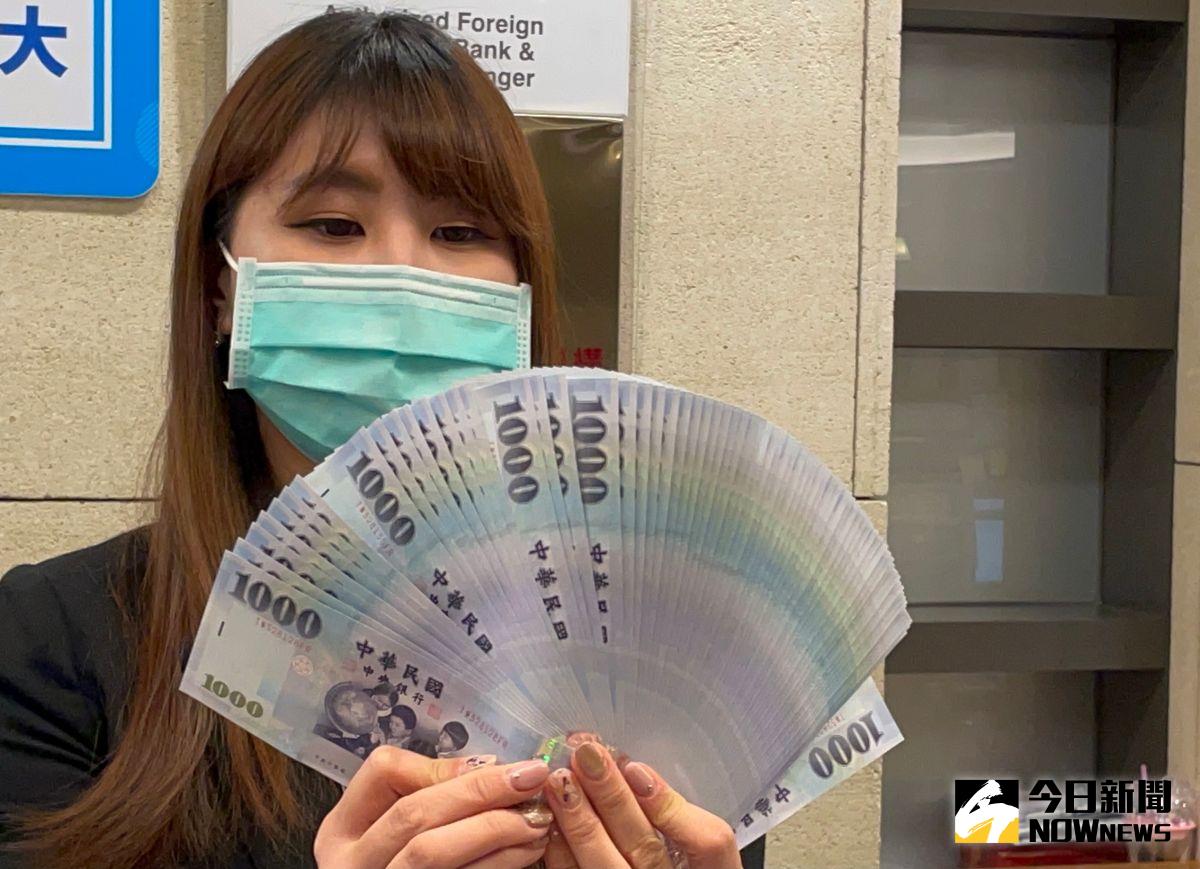 ▲新台幣兌美元周貶1.01角，展望後市，外匯專家在美元有撐之下，新台幣易貶難升，甚至不排除下探32.5元。（圖／記者顏真真攝）