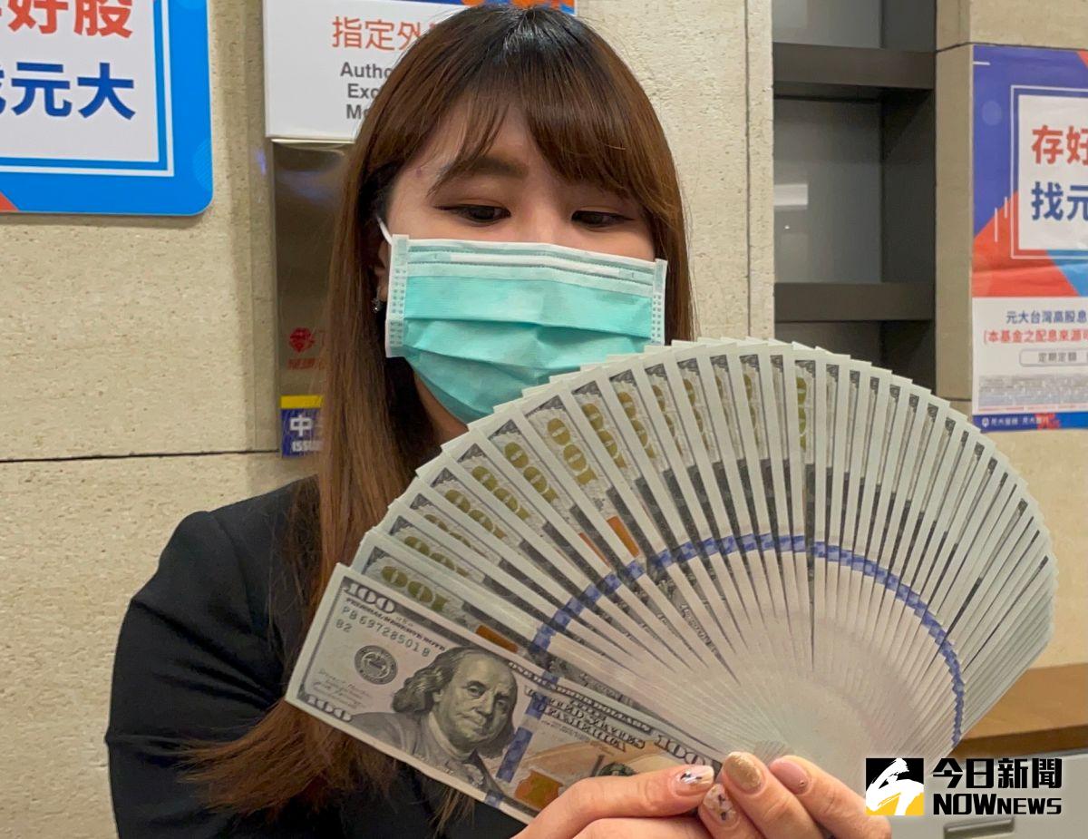 ▲國際美元反彈走強，新台幣兌美元拉回至28元價位，但「27字頭」真的是一去不復返嗎？專家認為短期美元仍會持續反彈，但中長期則是維持編弱格局。（圖／記者顏真真攝）