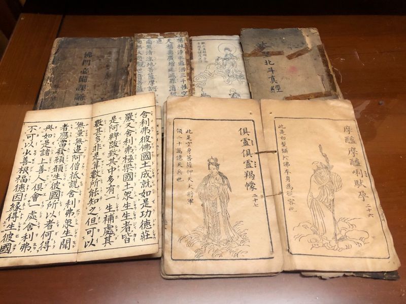 ▲網友家大掃除時整理出大批古書。（圖／翻攝自《爆廢公社二館》臉書社團）